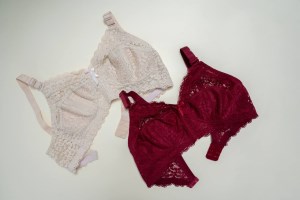 سوتین ساینا کد 912 رنگ زرشکی سایز 75 روی کار تمام تور سوتین ساینا کد 912 رنگ زرشکی سایز 75